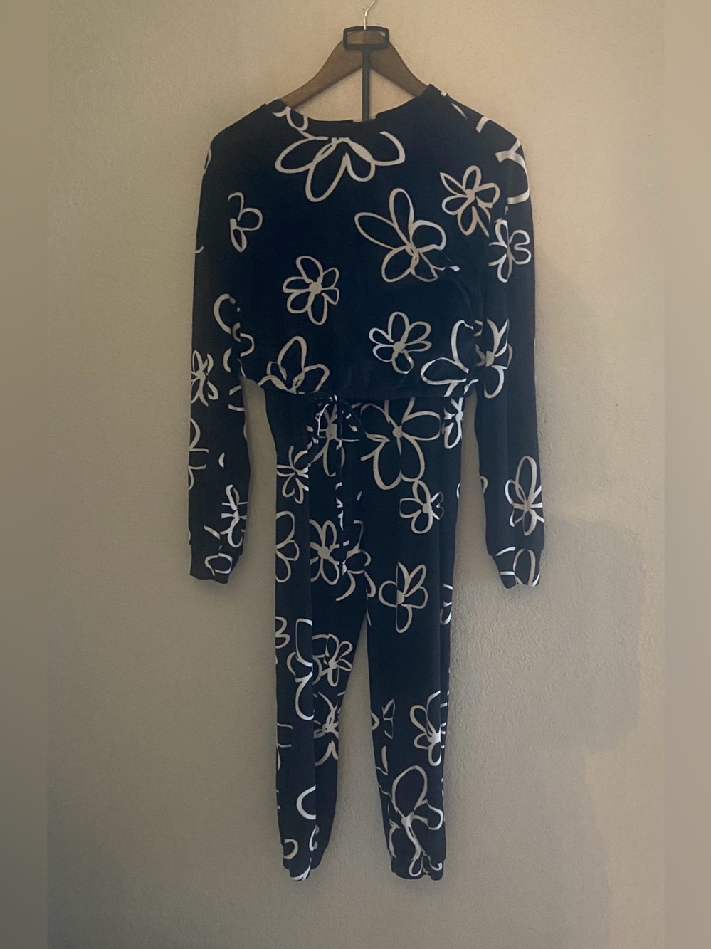 No Boundaries Black/White Velour 2pc Lounge Set Size M (7-9) EUC